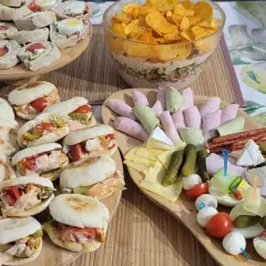 Pyszne dania na imprezę na ciepło: mini kanapeczki, roladki, ser, wędliny i przekąski.