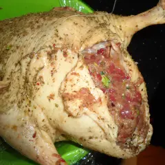 Kaczka nadziewana mięsem mielonym i wątróbką, gotowa do pieczenia. Przepis na wyśmienite danie.