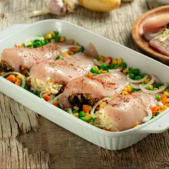 Przygotowuję pyszne kieszonki z kurczaka faszerowane ryżem i warzywami, gotowe do pieczenia.