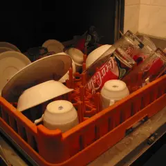 Naczynia w suszarce, szklanki po Coca-Coli, talerze i filiżanki. Co zamiast tabletki do zmywarki?