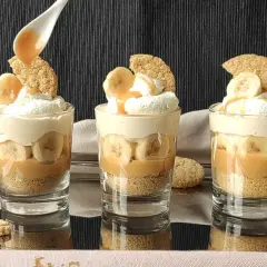 Pyszne desery w pucharkach z bananami, kremem i karmelem. Wyglądają jak małe arcydzieła!
