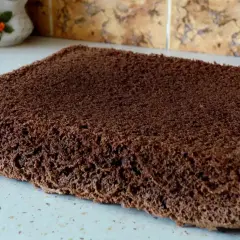 Puszysty biszkopt czekoladowy na dużą blachę, gotowy do dalszego dekorowania.