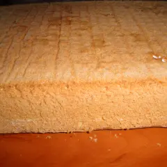 Puszysty, tradycyjny biszkopt z 5 jaj, gotowy do dekoracji.