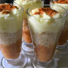 Pyszny deser z ryżem, jabłkiem i cynamonem w szklankach.