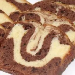 Wilgotna, dwukolorowa babka wielkanocna z wirującymi wzorami czekolady i wanilii. Idealna na świąteczny stół.