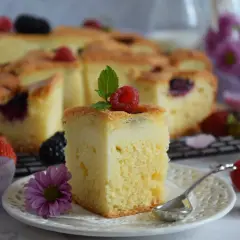 Szybkie ciasto z twarogiem i owocami leśnymi, udekorowane maliną i miętą. Idealne na deser.
