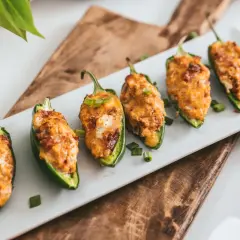 Jalapeno faszerowane serem i boczkiem, posypane szczypiorkiem. Pyszna przekąska, która rozwieje wątpliwości, chipotle co to jest!