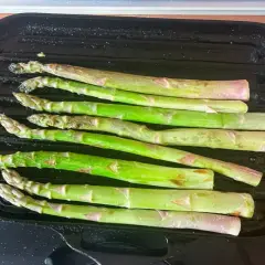 Zielone szparagi na grillu. To idealny czas, bo trwa sezon na szparagi.