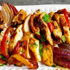 Pyszna shoarma z kurczaka z pieczoną cebulą i papryką. Idealna na szybki obiad, zastanawiasz się shoarma co to? To właśnie takie danie!