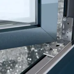 Precyzyjna regulacja drzwi aluminiowych dzięki nowoczesnemu zawiasowi. Mechanizm pozwala na dopasowanie pozycji skrzydła.
