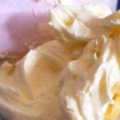 Puszysty krem do tortu z mascarpone, gotowy do dekoracji.