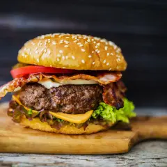 Pyszny burger z bekonem, serem i pomidorem. Idealny na obiad, gdy szukasz prawdziwe burgery przepis.