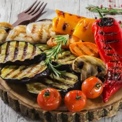 Grillowane warzywa: bakłażan, papryka, pieczarki, pomidorki i marchewka. Idealne, tanie pomysły na grilla.