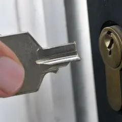 Złamany klucz w zamku? Oto jak wyciągnąć złamany klucz z zamka, gdy część została w środku.
