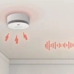 Czujnik gazu na suficie emituje sygnały, sugerując fałszywy alarm.