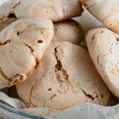 Chrupiące bezy, idealne do wykorzystania białek. Delikatne, lekko zarumienione, kuszą swoim wyglądem.