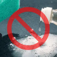 Rękawica z gąbką i butelka z płynem. Czerwony znak zakazu nad sodą i pianą. Ocet do czyszczenia nie jest zalecany.