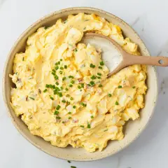 Kremowa pasta jajeczna z kawałkami jajek i szczypiorkiem, idealna do kanapek. Prosty przepis na to, jak zrobić pastę jajeczną.