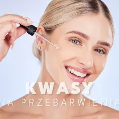 Uśmiechnięta kobieta aplikuje serum z pipetki. Kwasy na przebarwienia pomagają uzyskać gładką cerę.