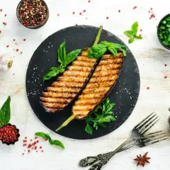 Grillowane bakłażany z bazylią i pieprzem – nietypowe dania z grilla, które zachwycą każdego.