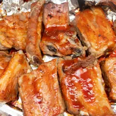 Soczysta żeberka z grilla, polane sosem BBQ, pieczone w folii aluminiowej.
