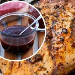 Soczysty schab z grilla, polany ciemnym sosem BBQ, czeka na degustację. Idealny na letnie wieczory.