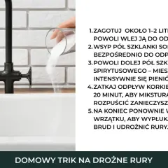 Domowy sposób na udrażnianie rur sodą i octem. Wsypywanie sody do odpływu zlewu.