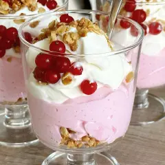 Różowa galaretka z owocami, bitą śmietaną i chrupiącą kruszonką w pucharkach. Idealna na deser.