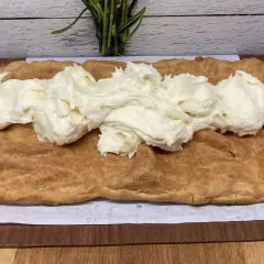 Puszysty krem do karpatki z budyniu na upieczonym cieście.
