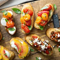 Letnie, zimne przekąski na grilla: bruschetty z pomidorkami, mozzarellą i brzoskwiniami.