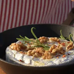 Ser camembert z orzechami i rozmarynem w patelni, idealny na szybkie przekąski na grilla.