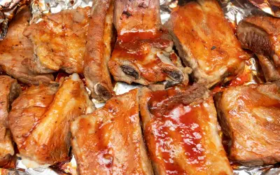 Soczysta żeberka z grilla, polane sosem BBQ, pieczone w folii aluminiowej.
