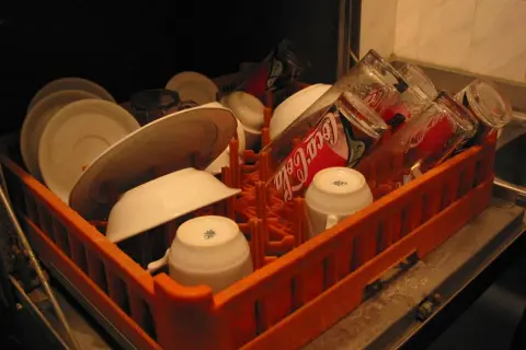 Naczynia w suszarce, szklanki po Coca-Coli, talerze i filiżanki. Co zamiast tabletki do zmywarki?