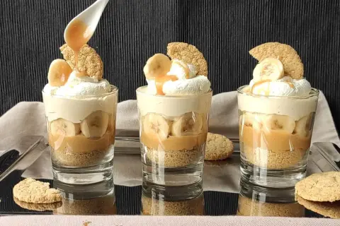 Pyszne desery w pucharkach z bananami, kremem i karmelem. Wyglądają jak małe arcydzieła!