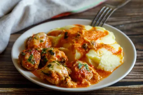 Pyszne klopsiki w sosie pomidorowym z serem i purée ziemniaczanym. Idealny obiad na 2 dni, który zadowoli każdego.
