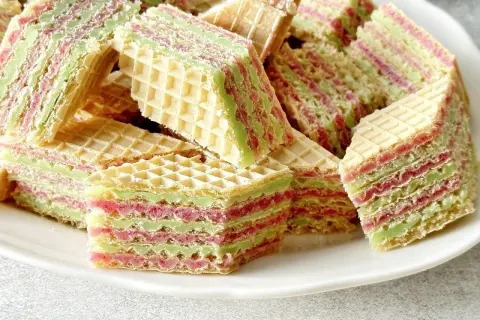Warstwowe wafle z kremem o smaku galaretki i śmietany, idealne na deser.