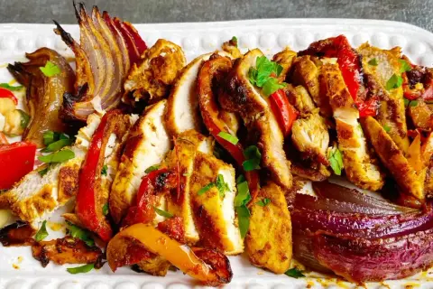 Pyszna shoarma z kurczaka z pieczoną cebulą i papryką. Idealna na szybki obiad, zastanawiasz się shoarma co to? To właśnie takie danie!