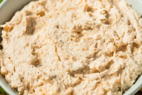 Kremowa pasta z gotowanego kurczaka, idealna na kanapki lub jako dip.