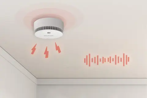 Czujnik gazu na suficie emituje sygnały, sugerując fałszywy alarm.