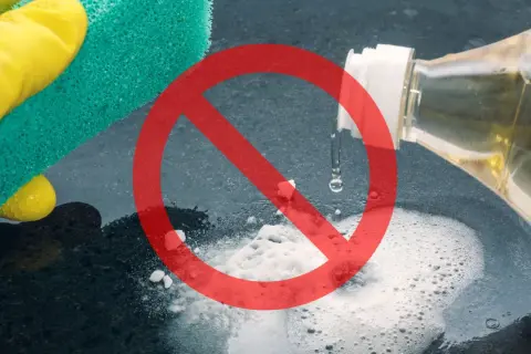 Rękawica z gąbką i butelka z płynem. Czerwony znak zakazu nad sodą i pianą. Ocet do czyszczenia nie jest zalecany.