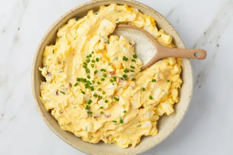 Kremowa pasta jajeczna z kawałkami jajek i szczypiorkiem, idealna do kanapek. Prosty przepis na to, jak zrobić pastę jajeczną.