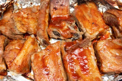 Soczysta żeberka z grilla, polane sosem BBQ, pieczone w folii aluminiowej.