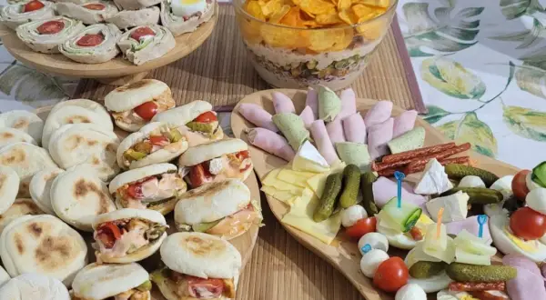 Pyszne dania na imprezę na ciepło: mini kanapeczki, roladki, ser, wędliny i przekąski.