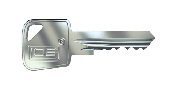 Metalowy klucz z wytłoczonym logo "IOB" i symbolem "R". To klucz do systemu jednego klucza, który otwiera wiele zamków.