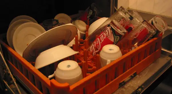 Naczynia w suszarce, szklanki po Coca-Coli, talerze i filiżanki. Co zamiast tabletki do zmywarki?