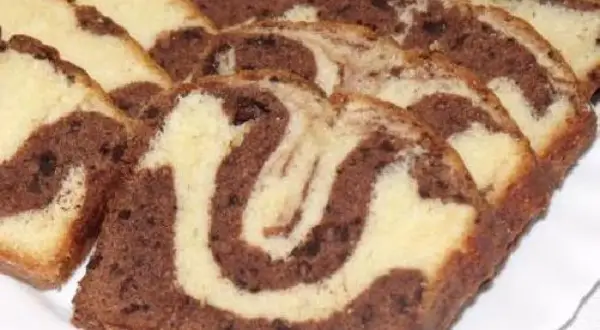 Wilgotna, dwukolorowa babka wielkanocna z wirującymi wzorami czekolady i wanilii. Idealna na świąteczny stół.