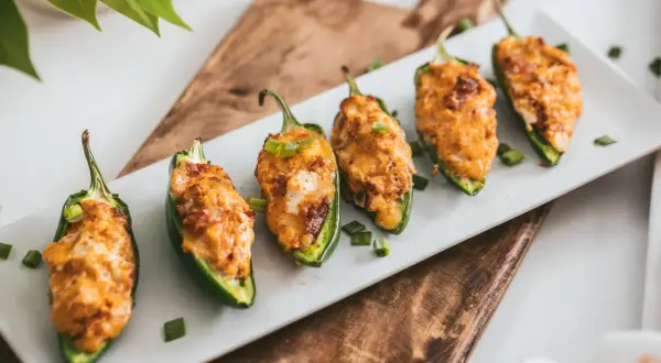 Jalapeno faszerowane serem i boczkiem, posypane szczypiorkiem. Pyszna przekąska, która rozwieje wątpliwości, chipotle co to jest!