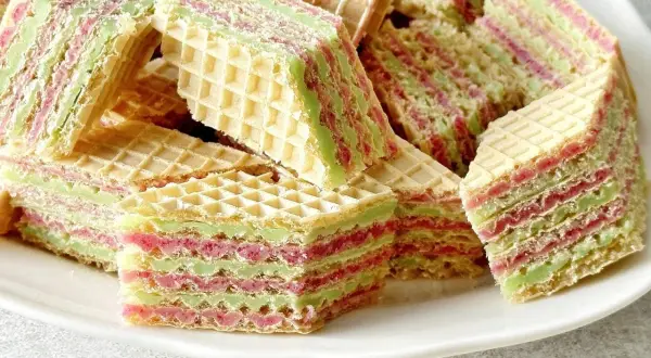 Warstwowe wafle z kremem o smaku galaretki i śmietany, idealne na deser.