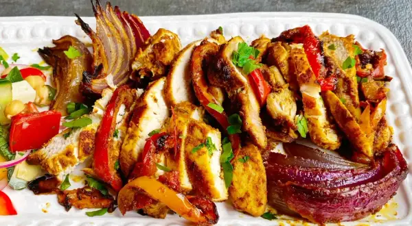 Pyszna shoarma z kurczaka z pieczoną cebulą i papryką. Idealna na szybki obiad, zastanawiasz się shoarma co to? To właśnie takie danie!