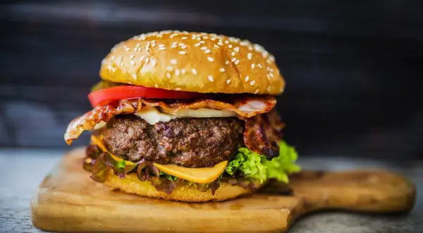 Pyszny burger z bekonem, serem i pomidorem. Idealny na obiad, gdy szukasz prawdziwe burgery przepis.